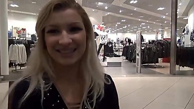 Teeny-Winnie18 - Quickie Blowjob mit girlfriend beim CundA Laden