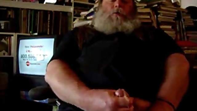 Hot Fearded Daddy bear jerking and cumming