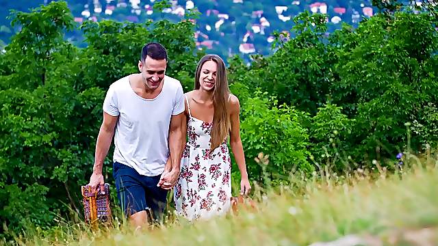 Outdoors sex with cute girlfriend Veronica Clark ends with cum in mouth
