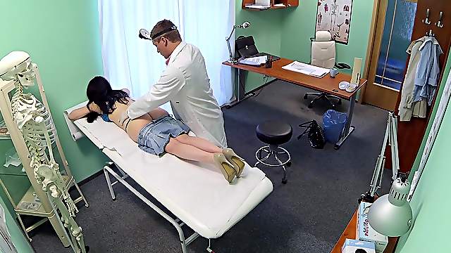 Vanessa Shine comes to get an exam and leaves after crazy sex