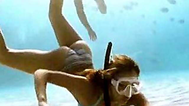 Super Hot Jessica Alba Scuba Diving in Bikini