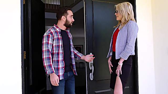Balls deep penetration in orgasmic pussy of wild Tiffany Fox