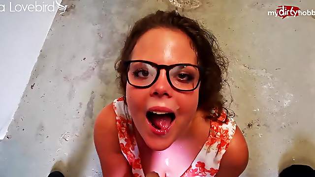 PAWG teen met the new tenant in their storage room and seduced him