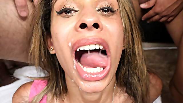 Cute latina shemale babe Karina Abelha is so risky!