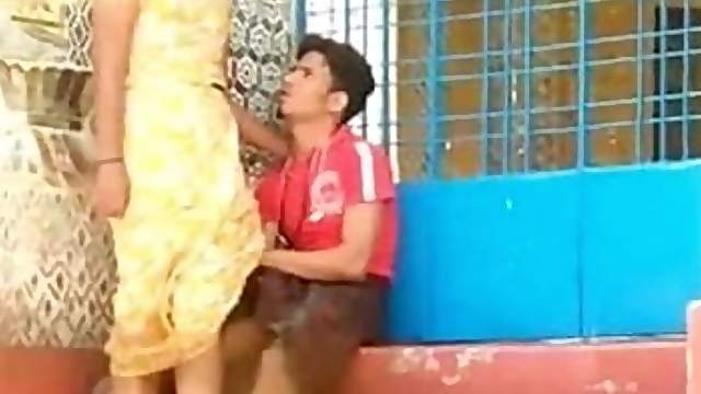 Public fuck with girl in yellow dress