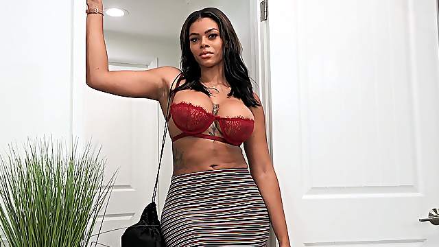 Dude with a stiff dick fucks juicy pussy of ebony Halle Hayes