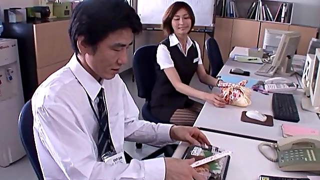Asian cutie Akari Asahina drops on her knees to blow her boss