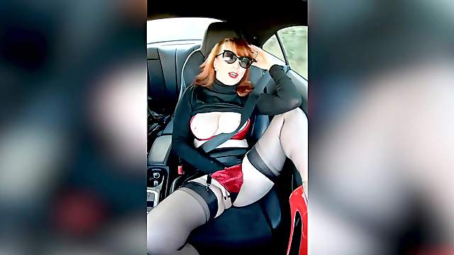 Big tit mature Red XXX masturbates in her car