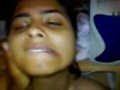 India adolescente amateur chupa una verga grande hasta que sus tetas sean cubiertas en semen