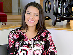 Brunette Josie Jagger enjoys while getting pleasured - HD