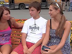 Dos chicas adorables complacen a un tipo en el parque
