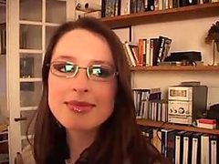 Jovencita Francesa con lentes obtiene su conchita afeitada cojida y su cara cubierta de leche