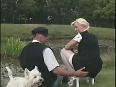 Puta alemana impactante obtiene un DP y un facial en un trío al aire libre