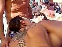 Dos chicas chupan una pija en la playa y reciben semen en sus tetitas