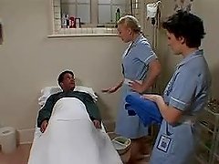 Dos enfemereas Británicas enjabonan y complacen a ese paciente