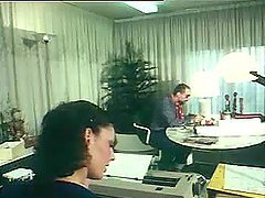 Secretaria Alemana es cojida en una oficina, clip retro