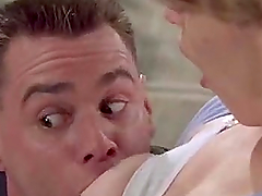 Jim Carrey chupando una teta grande