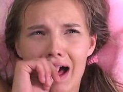 Дядюшка остался один на один с племянницей и отымел её не медля ни секунды