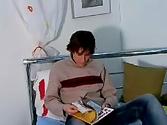 Nerdy homo masturbates his wang before going to bed
