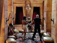 Sexo anal interracial en una orgía del Antiguo Egipto