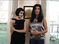 MILF morocha borracha toma una verga enorme para cojer