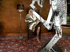MILF rubia tetona cojida por una máquina con forma humana