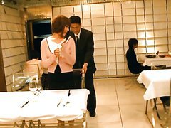 Sexy jovencita Asiática trata de comer mientras es cojida en un show de TV 