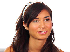 Adorable brunette honey shows her blowjob skills in a casting video