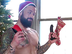 Straight stud Jordan Levine plays Santa to Greg Jameson and after trading blowjobs