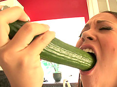 Food fetish babe displaying her nice ass before having a superb deepthroat smashing