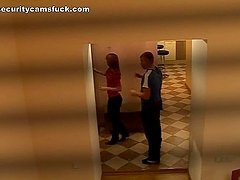 Acción En El Corredor De Una Pareja Cachonda En Clip Voyeur