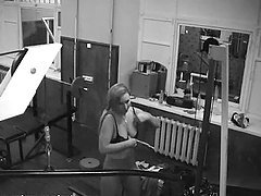 Chica Atractiva Muestra Su Cuerpo Sexy En El Gimnasio