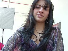 La Latina atractiva Vanessa Suarez en su primer porno Hardcore