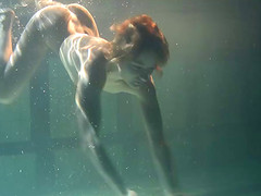 Redhead solo model teen showcasing her nice ass in the pool