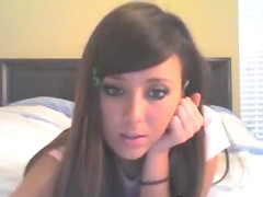 Gorgeous webcam teen shows perfect body