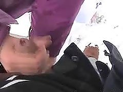 Acción al aire libre en la nieve con una morocha caliente