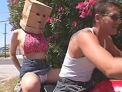 Julie Robbins es una chica sexy que usa una bolsa de papel para cojer en trío