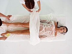 During the massage Alyssia Kent gets her pussy pleased by her masseur