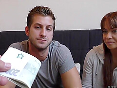 La coppia ha bisogno di soldi per il motel quindi perche Angella Christin