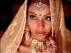 Sexy chica india con su atuendo más elegante