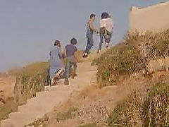 MILFs lesbianas cachondas cojidas en un trío - Porno vintage