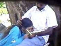 MILF India amateur chupa pijas al aire libre