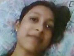 Video casero de una joven India mostrando su conchita peluda