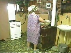 Вслед за мастурбацией старой бабки самотыком последовал минет вместе с камшотом